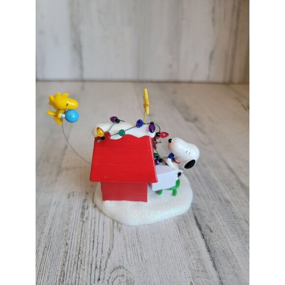 Dept 56 getting ready for Christmas snoopy village accessory - Picture 5 of 6